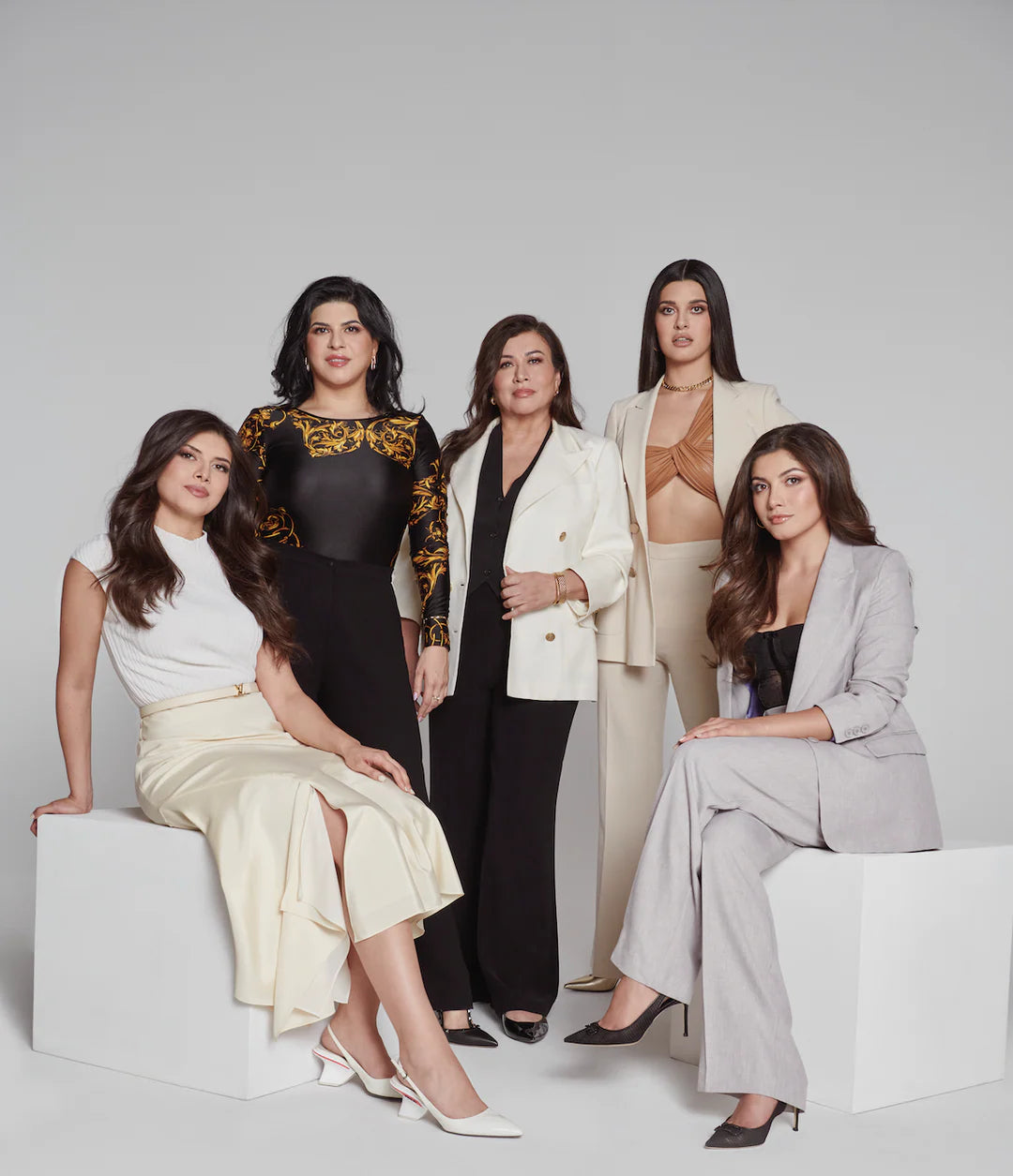 <p><strong>Continuidad y Renovación</strong><br/><br/>Tras la partida de Don Abraham, F<strong>rancisca Guerrero y sus hijas</strong> asumen la dirección, iniciando una etapa de modernización y continuidad del legado familiar.</p>